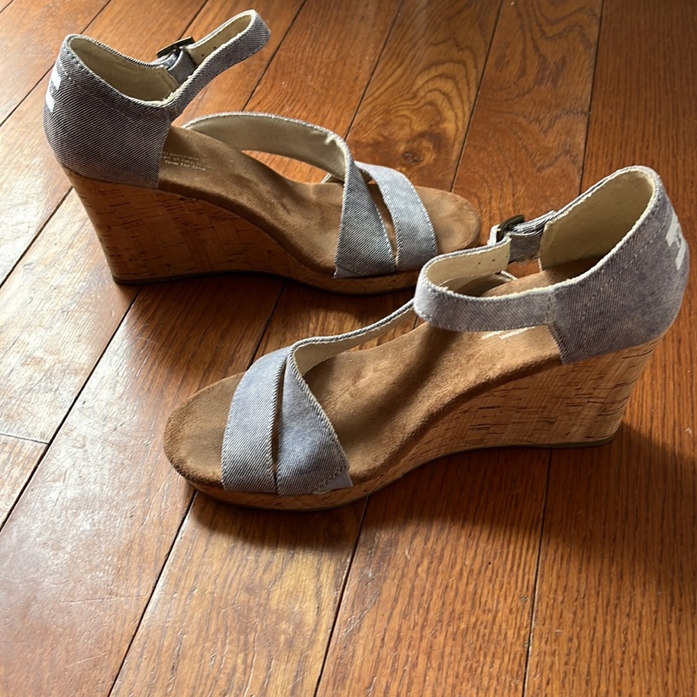 TOMS Clarissa light blue wedge strappy sandals - size 8